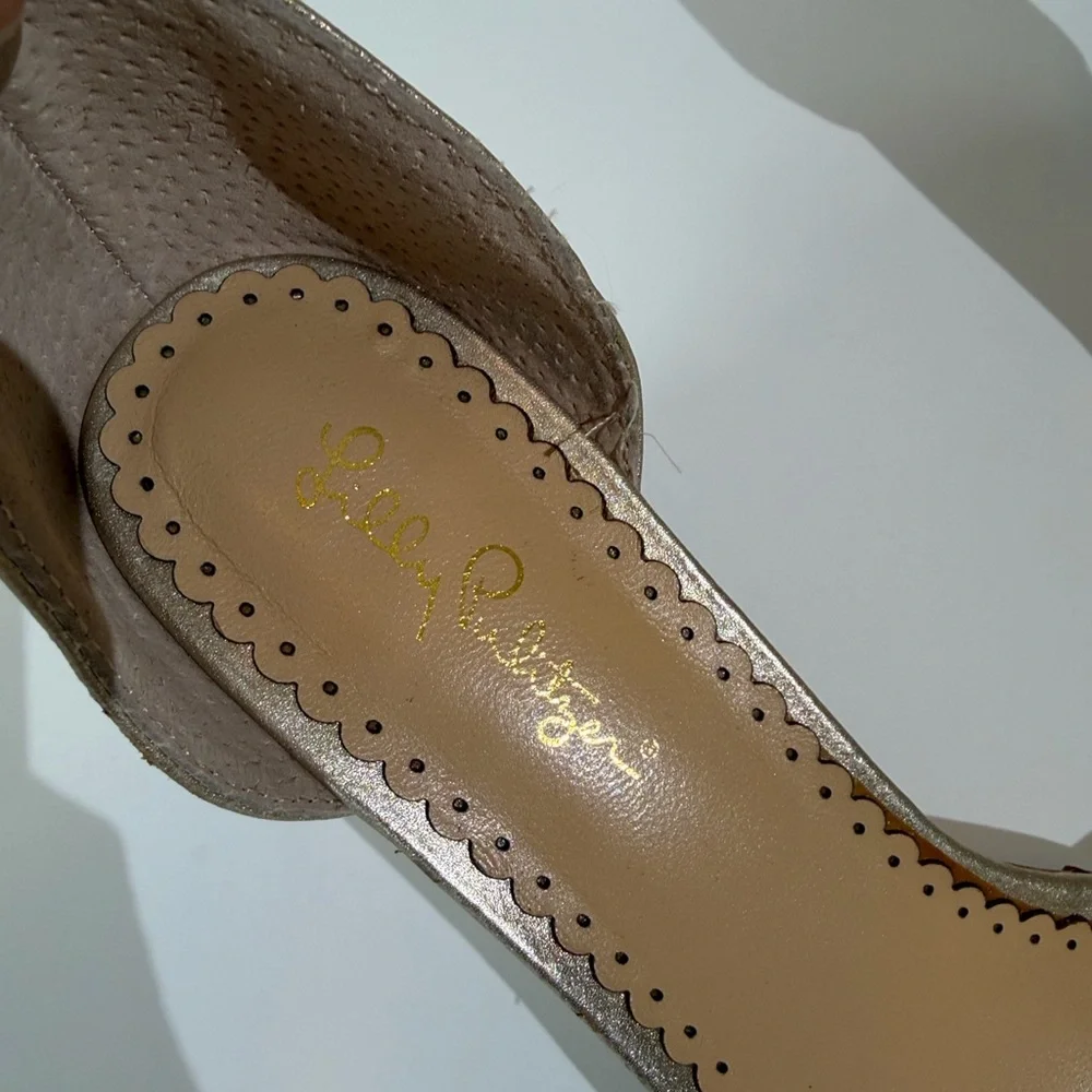 Lilly Pulitzer Sydney Wedge Heel Sandal Size 9.5. Gold Studded Metallic EUC